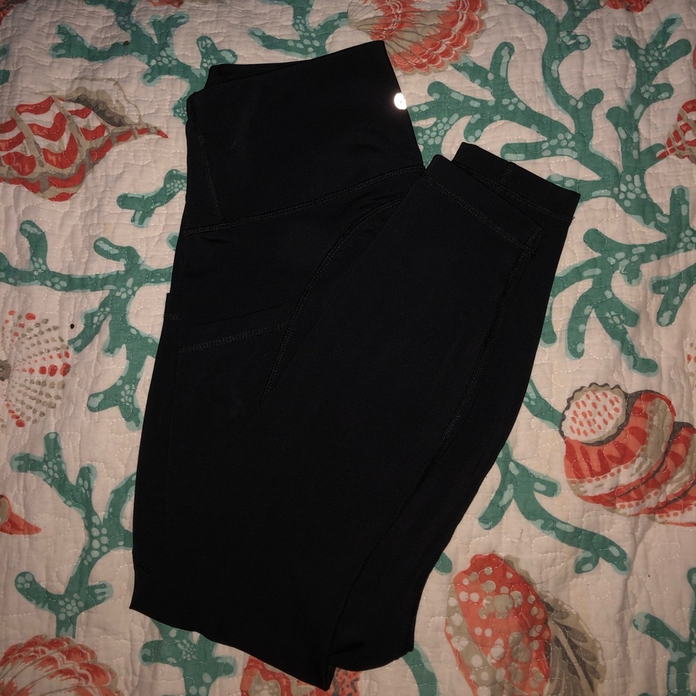 Super cute & comfy black leggings with pockets. Size Small
